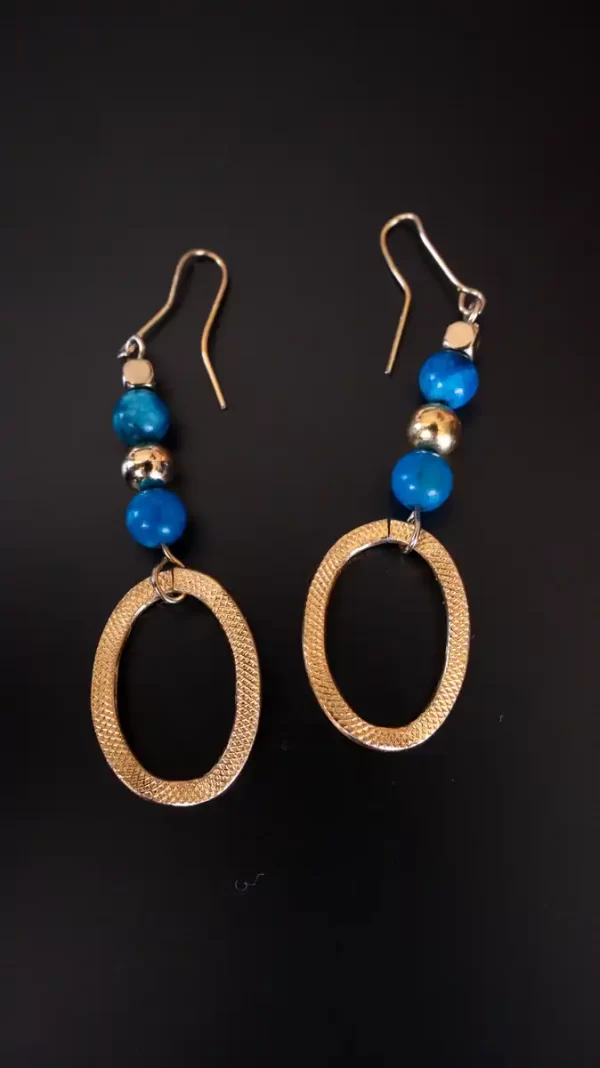 Aretes de cuentas turquesa con detalles en bronce, elaborados a mano por Amarandes, bisutería artesanal en Ecuador.