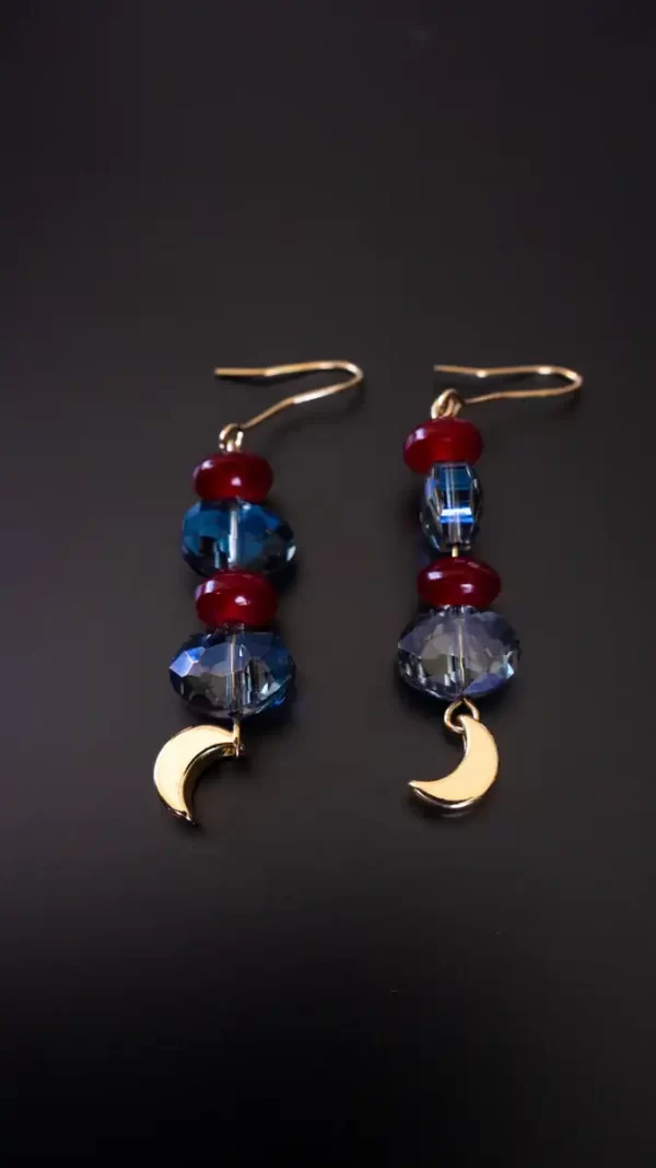 Aretes con lunares de cuentas turquesa y rojo, detalles en bronce, elaborados a mano por Amarandes, bisutería artesanal en Ecuador.