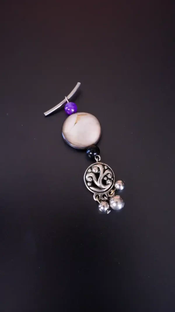 Dije de piedra perlada con detalles en plata, hecho a mano por Amarandes, bisutería artesanal Ecuador