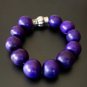 Pulsera artesanal con cuentas púrpuras brillantes, elaborada a mano por Amarandes, bisutería artesanal Ecuador.